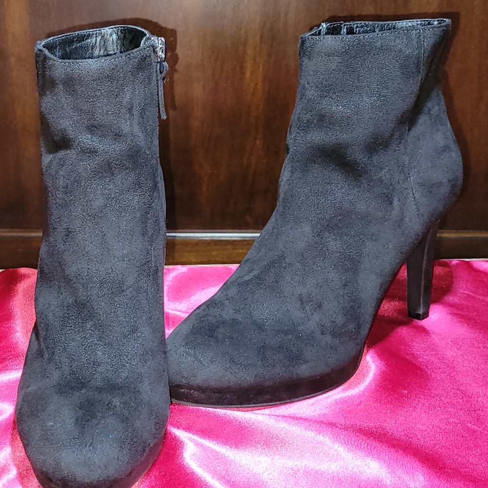 Isaac Mizrahi suede booties